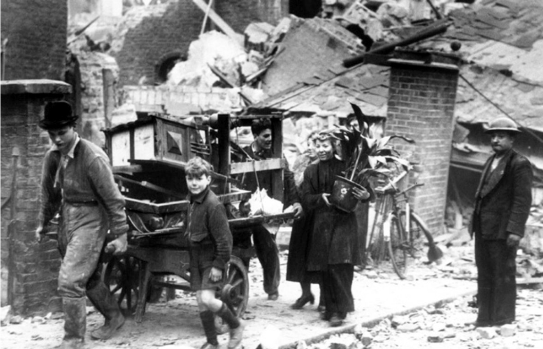 This photo was taken #OTD 16 October 1940. It shows a family with their belongings on a hand cart after their London home was bombed. #WWII