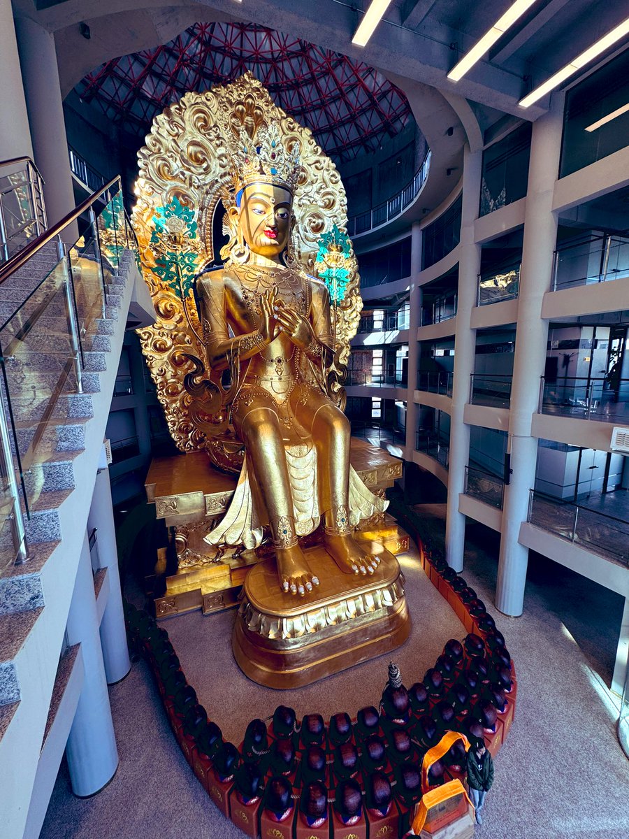 Зүүн Хүрээ Дашчойлин хийдийн бүтээн байгуулалт 
Майдар бурханы дүр 
Энэхүү цогцолбор нь дан ганц Майдар бурханы өргөө бус тус хийдийн Зүүн Хүрээ коллежийн хичээлийн байр, Буддын соёл судлалын хүрээлэнгийн байр, бясалгалын танхим, кофе шоп зэргээс бүрддэг юм байна.