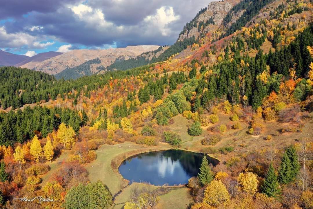 Muhteşem güzelliği ile Artvin Şavşat Rutav golü.  Görsel alıntıdır.