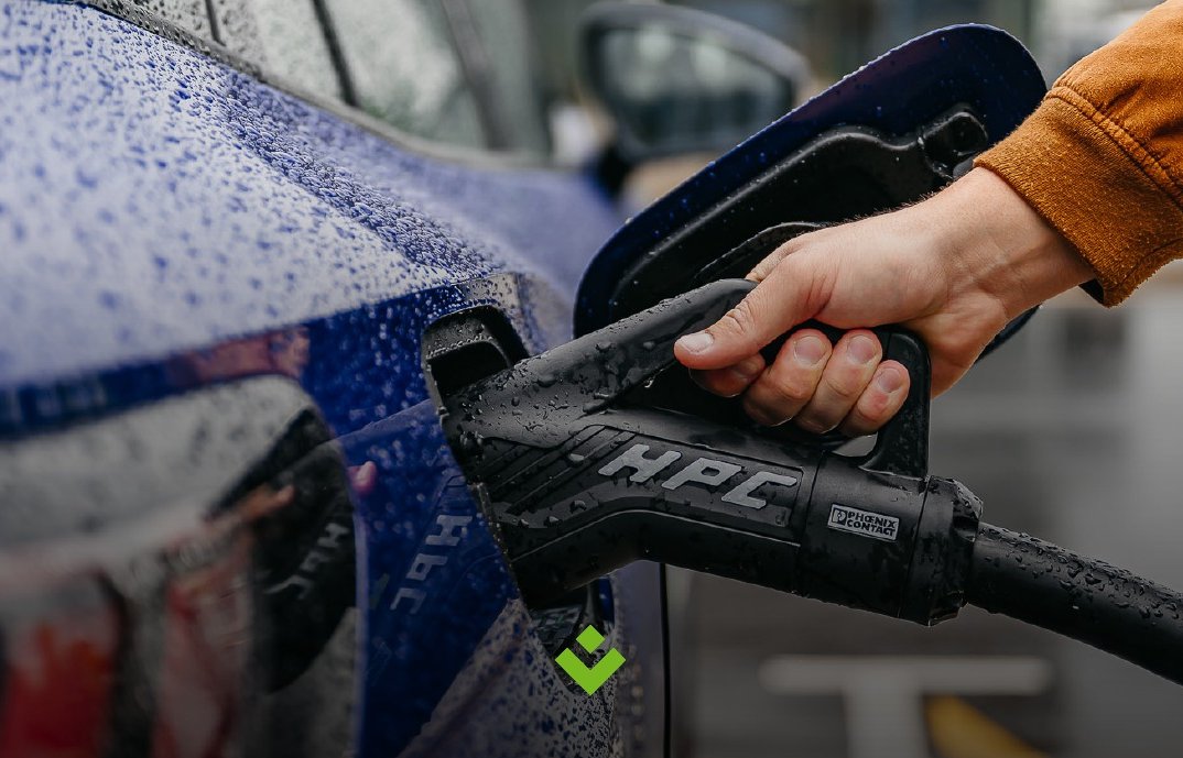 “Virši” savās elektrouzlādes stacijās ievieš norēķinus par elektrouzlādi ar bankas kartēm un skaidrā naudā kursors.lv/2024/10/16/vir…