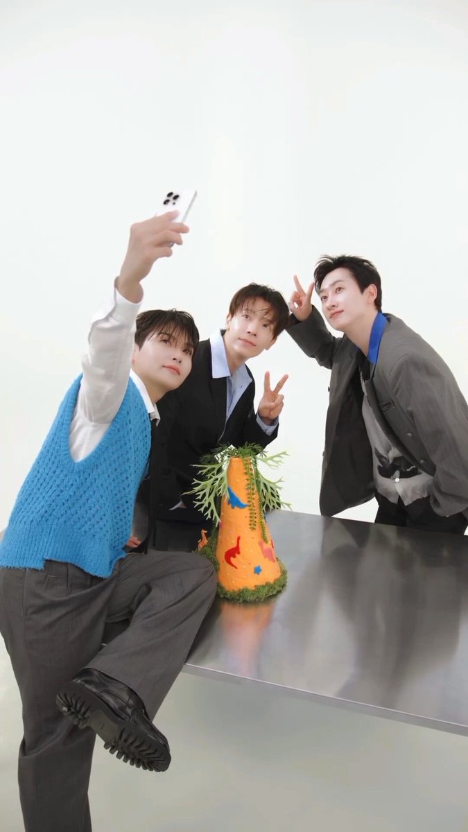 _MoonsLounge's tweet photo. D&amp;E and the son, Ryeonggu 😆
#2024MAMAVOTE #SUPERJUNIOR https://t.co/8boW6O3RqS