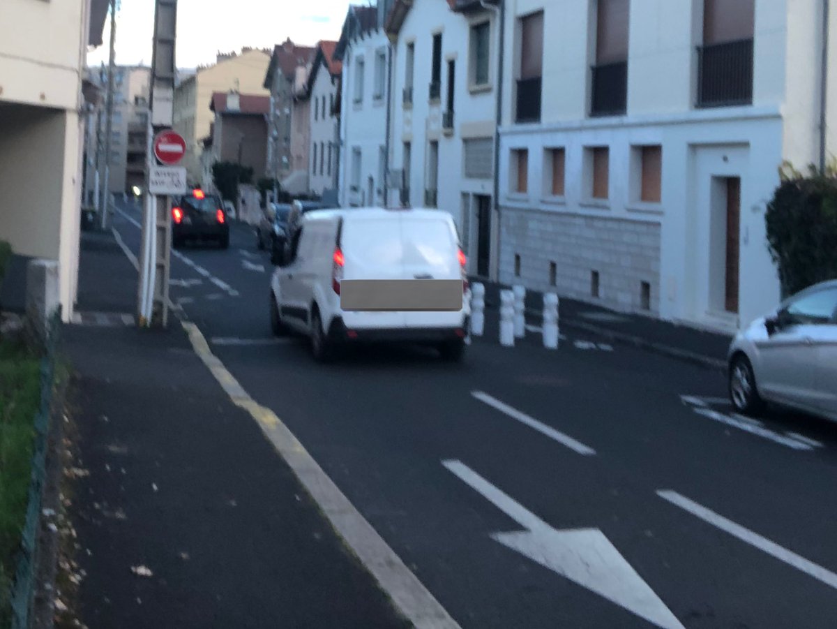 ruedutonnet's tweet photo. ⚠️
La rue Ch Bruyant est bloquée pour 🚧 
Aucune signalétique en amont pour avertir les 🚗 qui se retrouvent bloqués et doivent faire 1/2 tour
Beaucoup prennent la @ruedutonnet en ⛔️ 
Risque de collision important❗️

Chantier avisé 
ProximCité fait

@olivierbianchi1 @CyrilCineux https://t.co/MyUHo6iob0