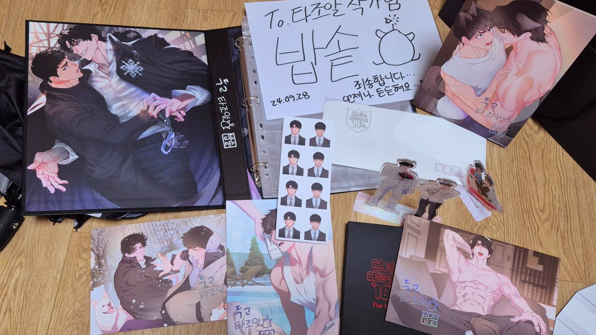 헌터모펀ㅠ지난주에 다녀왔습니다ㅠㅠ
지방에살아서 굿즈는 pd님께서 택배로 보내주셨는데 엄청나네요👍(밥솥작가님 싸인도 받았지요🥰)
애국존.. 급식존...전시 구성도 자꾸 생각나게 잘되어있었구
여튼 굉장한 경험이었어요ㅠㅠ 

각성편 마지막까지 잘부탁드립니다 🙇‍♂️ 
ridi.onelink.me/fRWt/rsmpm4vj