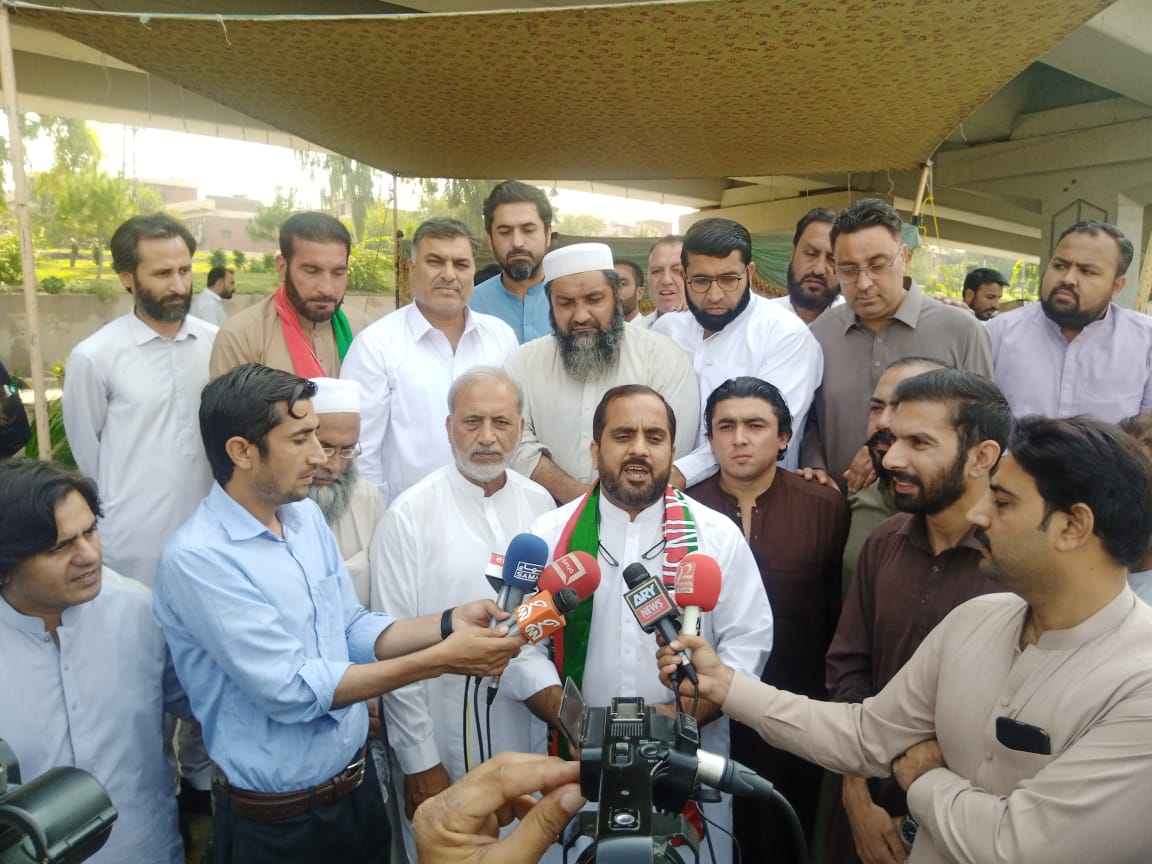جعلی وفاقی حکومت کی جانب سے غیر آئینی و غیر جمہوری مجوزہ آئینی ترامیم کے خلاف احتجاج کے موقع پر پاکستان تحریک انصاف ضلع پشاور کے صدر عرفان سلیم میڈیا کے نمائندوں سے بات چیت کررہے ہیں