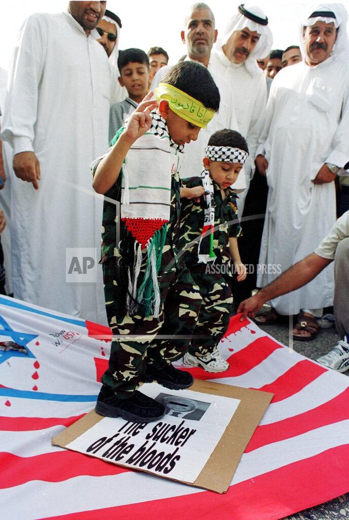 المنامة - البحرين | ديسمبر 2001

أطفال بحرينيون يدوسون على ملصق لرئيس الوزراء الإسرائيلي السابق أرييل شارون ولافتة عليها العلمان الأمريكي والإسرائيلي خلال مسيرة مؤيدة لـ #فلسطين في العاصمة #المنامة.
