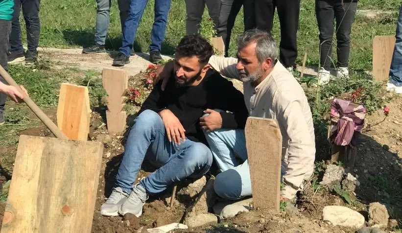 İki kız çocuğu, ikisi de üniversite öğrencisi, ikisinin de dün haberi geldi. 

Biri Van’da cansız bedeni bulunan Rojin Kabaiş’in babası, diğeri de 19 yaşında Zonguldak’ta intihar eden Aleyna’nın babası.