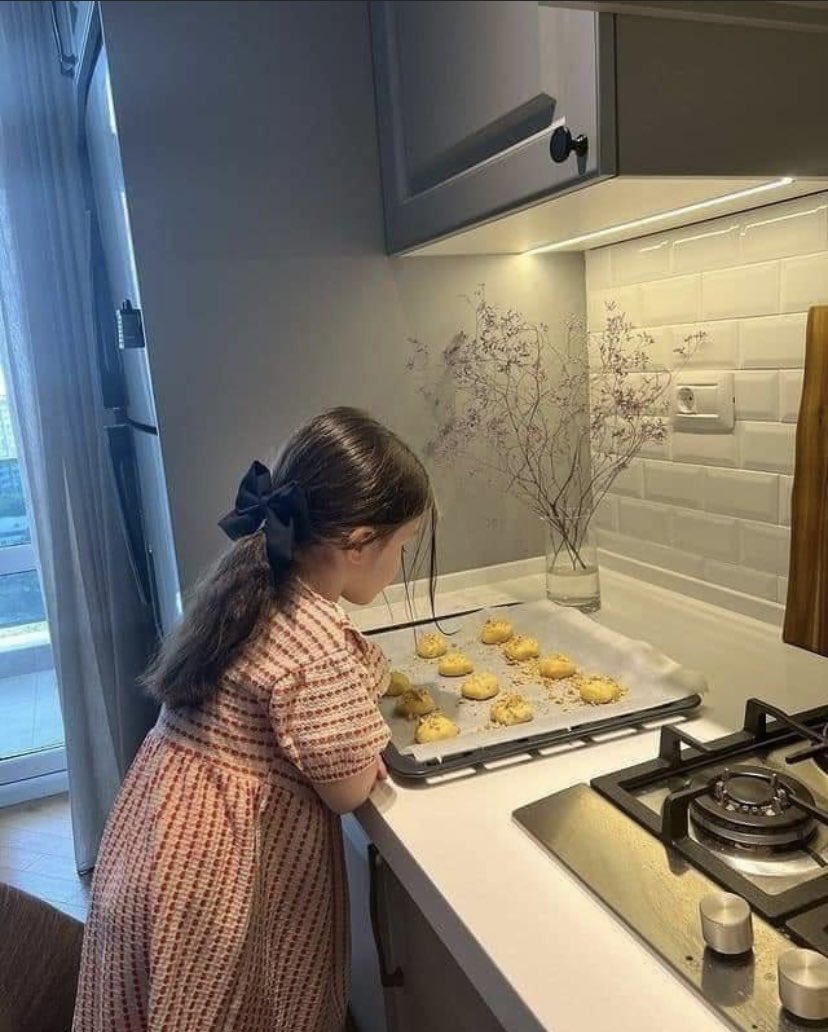 "وما نورُ البيوتِ سوى البناتِ
 بهنَّ الأنسُ من بعد الشتاتِ"