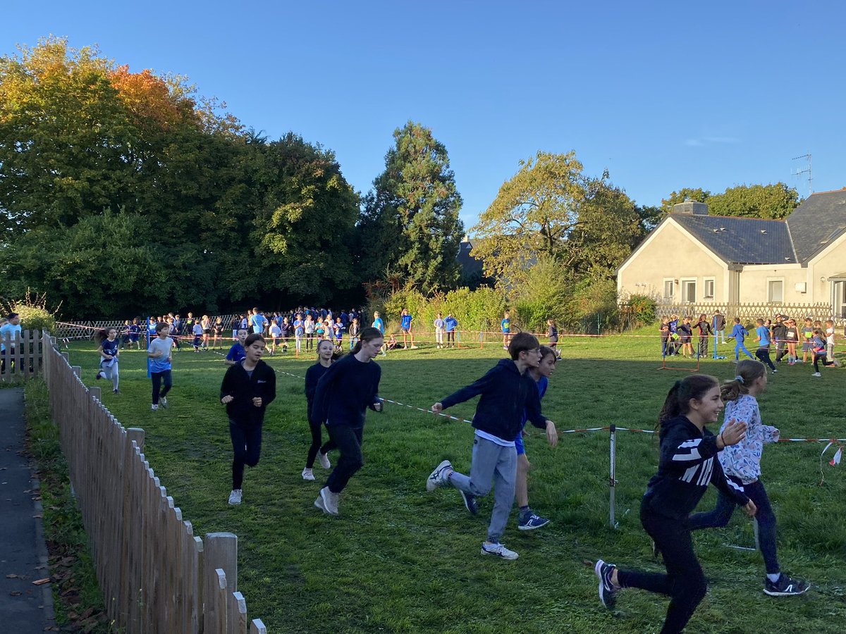 Après l’hommage à Samuel Paty  et Dominique Bernard, après la présentation de l’association Mary’s Meal, c’est parti pour le cross du collège. #angers #college49 #cross