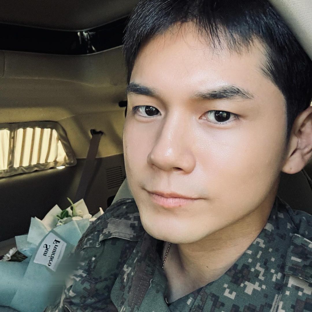 근데 내일 라방에 헤어스타일 어떻게 하고 나올지 궁금하지 않아?😆 이제 앞으로는 덮옹 반깐옹 깐옹 어떤게 나올건지 기대할 수 있다는게 새삼스럽게 신나고 설레잖아🤣💕
#옹성우 #ONGSEONGWU