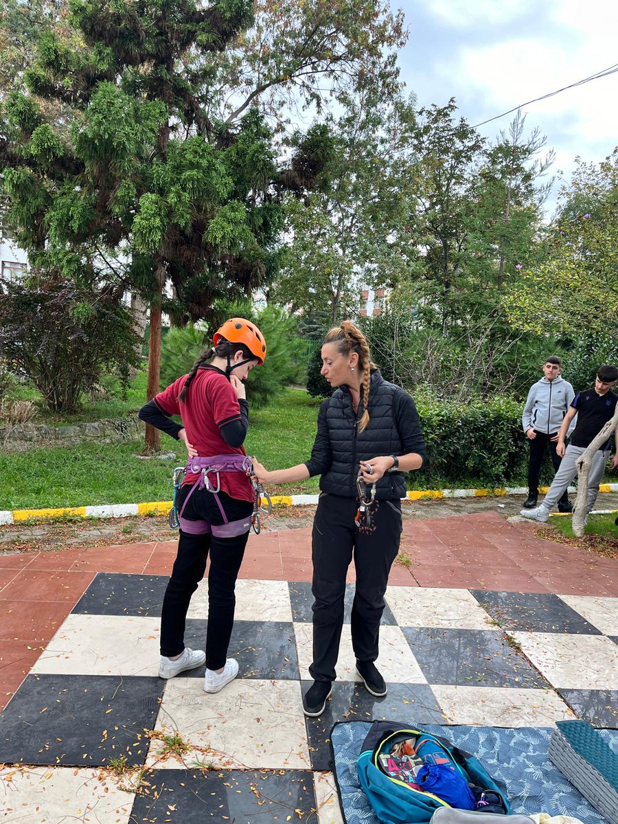 Okulumuz Gezi Tanıtma ve Turizm Kulübü olarak, "Doğada Yaşam ve Kamp Kurma" projemizin birinci basamağı olan kamp malzemelerini tanıtım etkinliğimizi 15.10.2024 tarihinde gerçekleştirdik. Katılımlarından dolayı öğrenci ve öğretmenlerimize teşekkür ederiz.