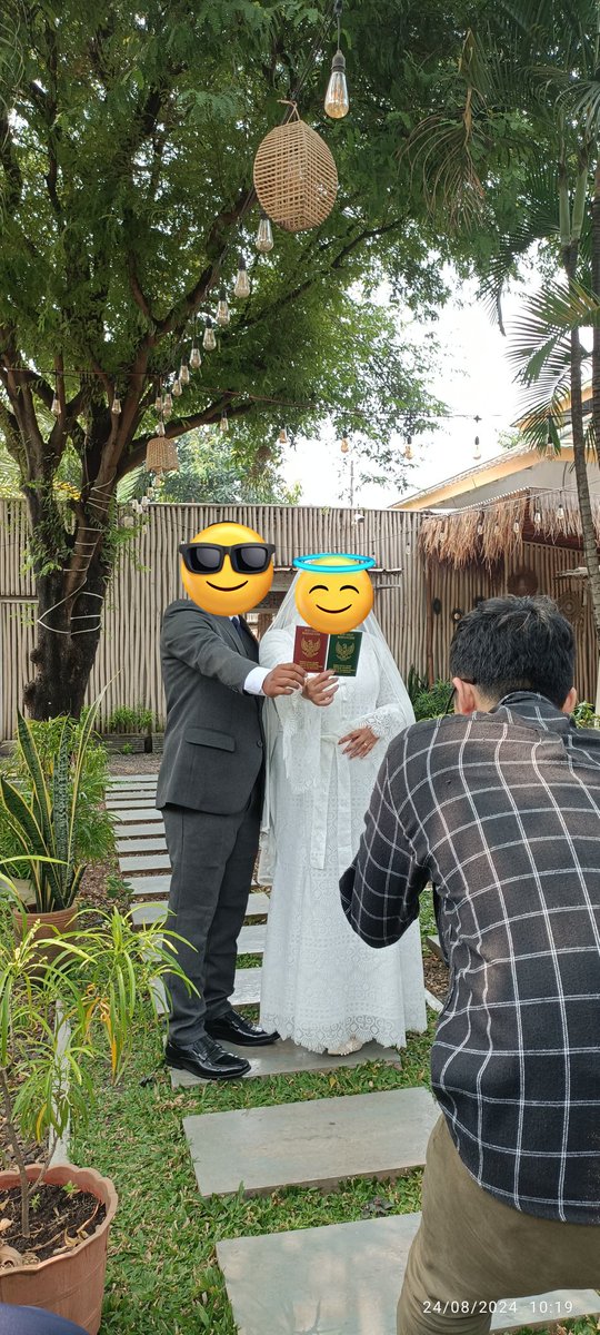 Mau cerita dikit yaaa..

Kemaren aku pun mirip gini ☺️
Bukan, bukan karena ga ada uangnya. Tapi kita emang batasin uang untuk nikah. Karena selebihnya mau renov rumah. Makanya diirit2 pengeluaran nikah yg mana limitnya ada di 15juta ☺️