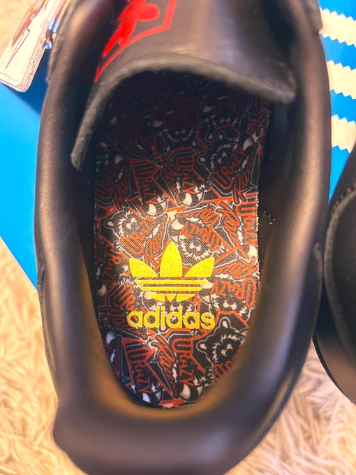 届いたー!!よく見たら絵がぷっくり膨らんでいてかわいいし中敷もインパクトあるadidas Originals SAMBA atmos "CRAZY RACCOON" 