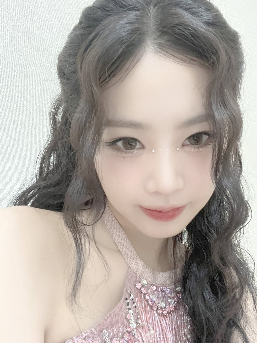 (𝗽𝗶𝗻𝗸𝘆 𝗴𝗶𝗿𝗹) — ♡ Loving how the sparkles and pinks came together, it made me feel like I was straight out of a fairytale! It’s those small details that really make everything pop, you know? Definitely one of my favorite looks. I’m feeling cute and dreamy all at once.