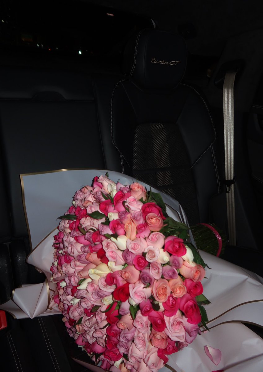 Lailanyysota's tweet image. que vivan los hombres que dan flores sin ser un día especial