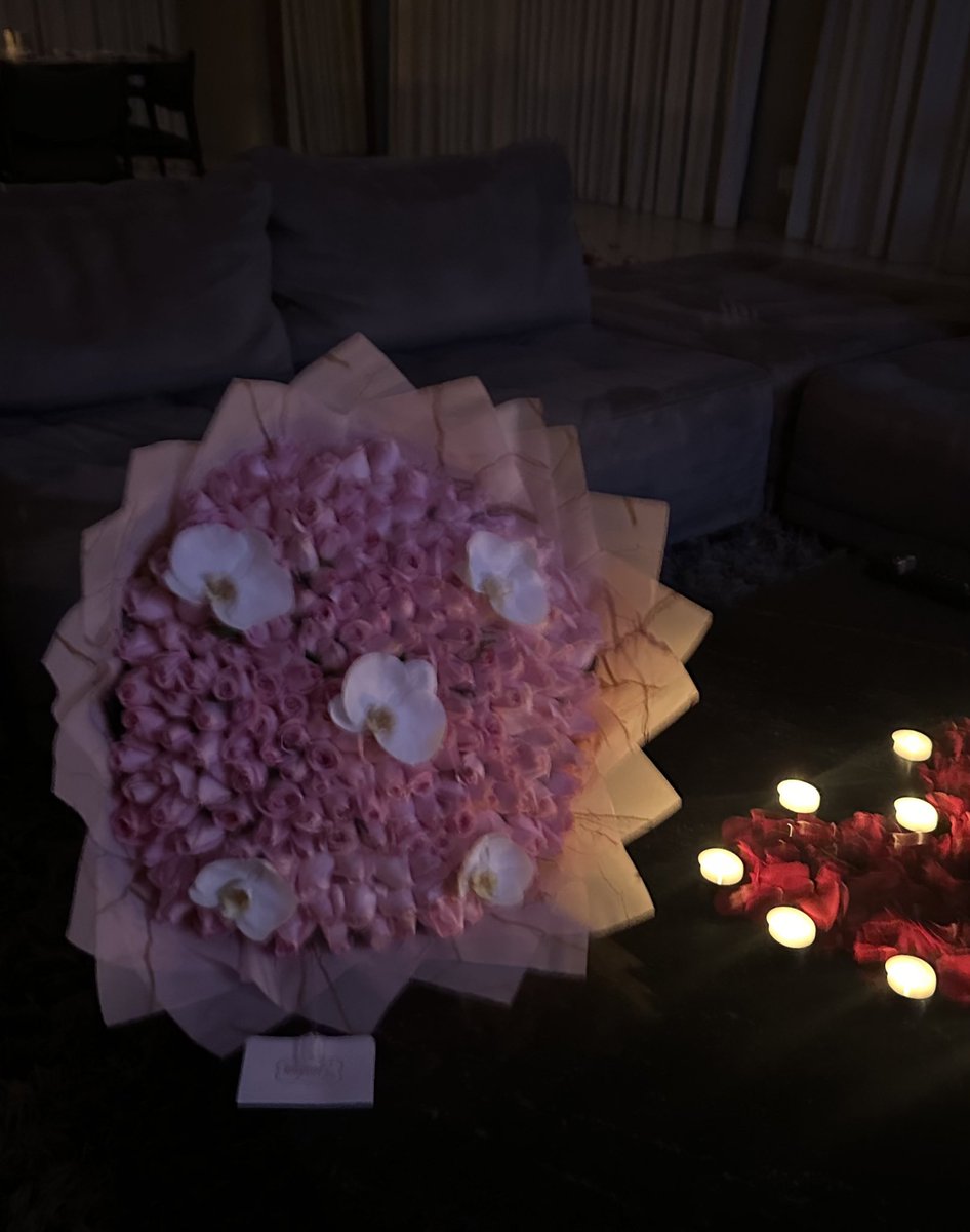 Lailanyysota's tweet image. que vivan los hombres que dan flores sin ser un día especial