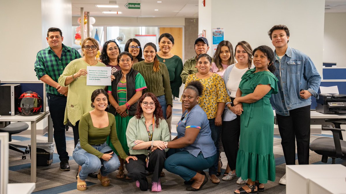 Sedesolhn's tweet photo. La @Sedesolhn conmemora el Día Internacional de las Personas Adultas Mayores, quiénes con su sabiduría y experiencia enriquecen nuestras comunidades. 

Su bienestar es prioridad en el @GobiernoHN de la presidenta @XiomaraCastroZ. 💚 https://t.co/vUJletsApy