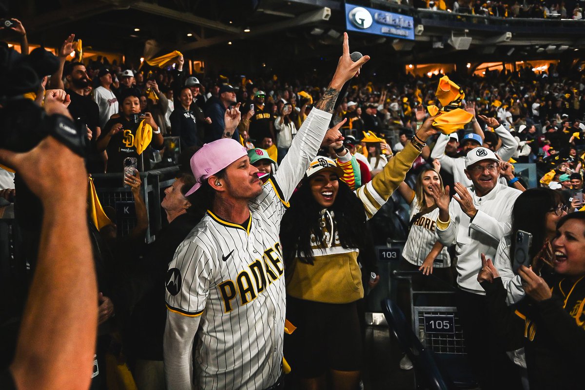 Padres's tweet photo. Turn the lights off, carry me home 🎶 https://t.co/Dh6eb3TXeN