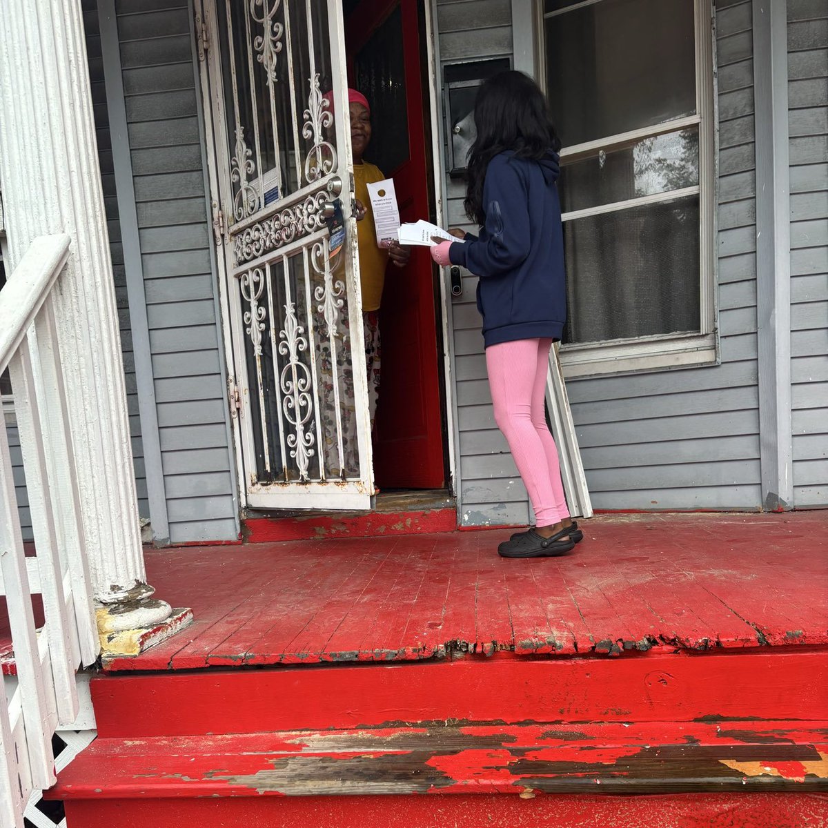 BehizyTweets's tweet photo. Patriots in Wisconsin are doing something totally unprecedented right now. A project called "Move The Needle" is going door-to-door in black neighborhoods in Milwaukee, educating black voters on why they MUST vote for Trump

... And IT'S WORKING https://t.co/B3Xbj6T6n0