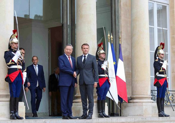👋La France et le Vietnam sont désormais Partenaires stratégiques globaux ! 🤝

1/7 Retrouvez la déclaration conjointe 🇫🇷🇻🇳 publiée à l'occasion de la visite à Paris du Secrétaire général 🇻🇳, M. Tô Lâm, le 7 octobre 2024. 

👇

elysee.fr/emmanuel-macro…