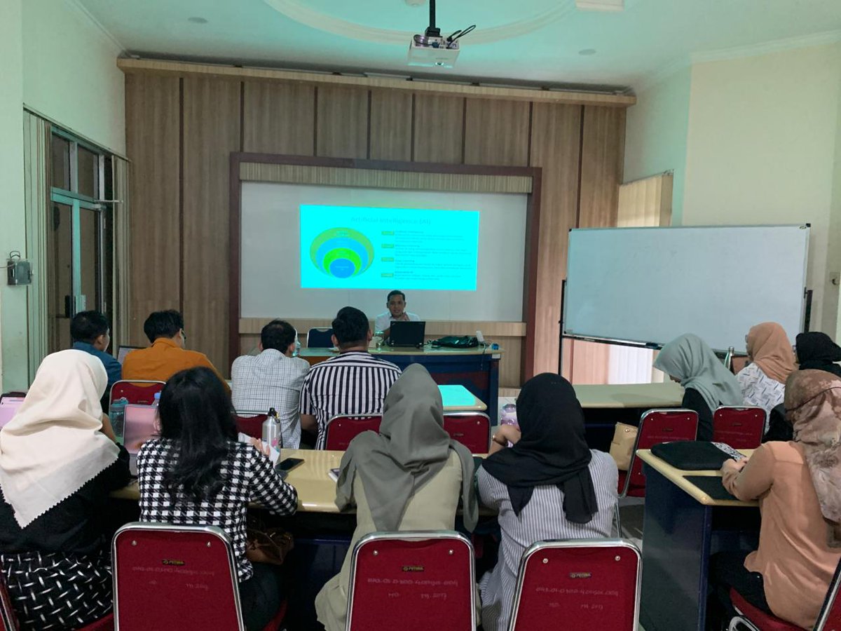 agussuparno's tweet photo. Memberikan kuliah umum tentang AI di Program Magister Manajemen (MM) Universitas Jenderal Soedirman Purwokerto. 9 Oktober 2024. Terima kasih Pak Dr. Rio Dhani Laksana 🙏🙏 https://t.co/2KBhKovb1h