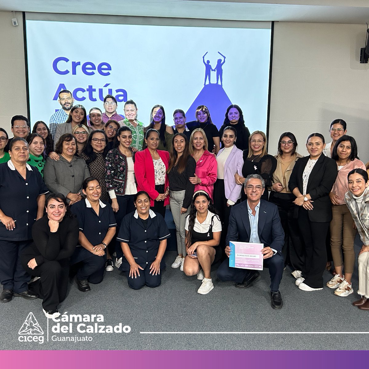 Continuamos con la Jornada de salud y bienestar para incrementar las habilidades blandas de nuestros colaboradores en <a href="/cicegGTO/">Cámara del Calzado</a>  con el taller: Cambiando tu mentalidad cambias tu realidad.
Fomentando con ello un mejor trabajo en equipo, comunicación y empatía.
Con el ponente: