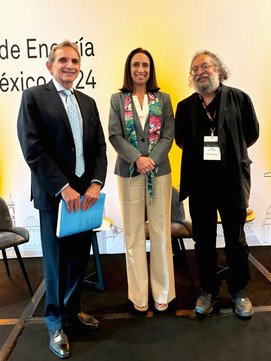 Participé en el #MexicoEnergyForum2024 de <a href="/SPGCI/">S&P Global Commodity Insights</a> donde conversamos sobre cómo podemos contribuir desde el sector privado para alcanzar las metas de transición energética de México. Gracias a <a href="/CarlosEPascual/">Carlos Pascual</a> y Fluvio Ruiz por la interesante conversación.