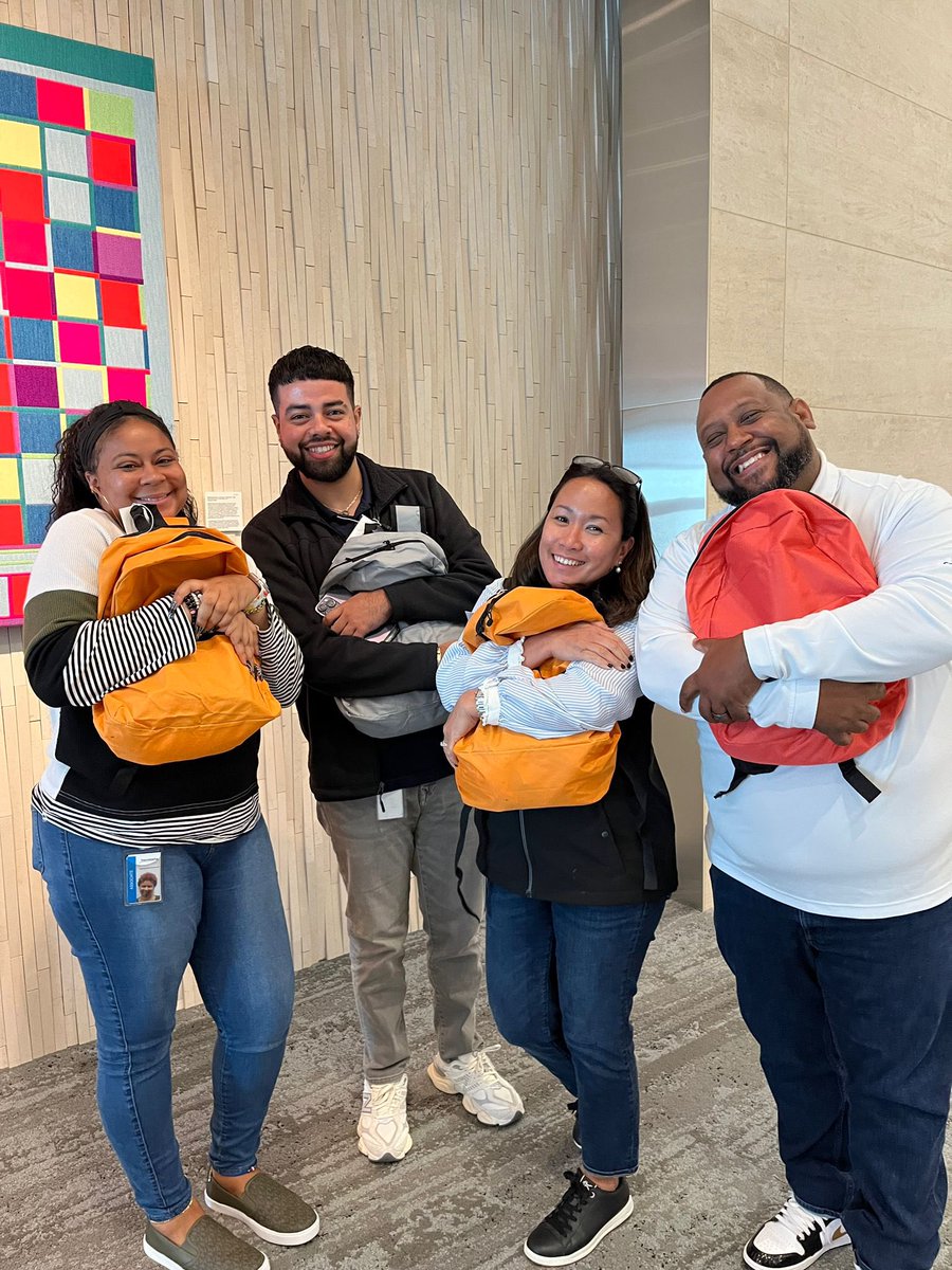 ComfortCases's tweet image. Celebrating 12 years of bringing dignity and hope to children experiencing foster care with the good humans of @CapitalOne! 🌟🎒

200 people gathered to pack 200 #ComfortCases and have a wonderful fireside chat with @RobScheer6! 👏🎙️