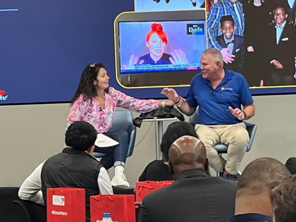 ComfortCases's tweet image. Celebrating 12 years of bringing dignity and hope to children experiencing foster care with the good humans of @CapitalOne! 🌟🎒

200 people gathered to pack 200 #ComfortCases and have a wonderful fireside chat with @RobScheer6! 👏🎙️