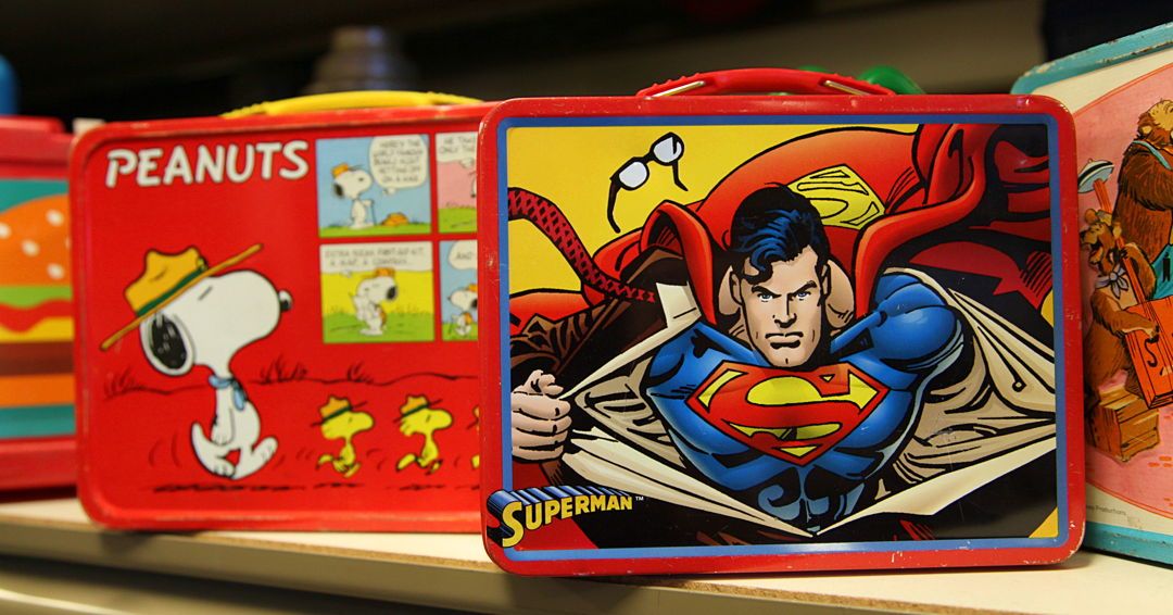 UniStudiosLot's tweet photo. Nostalgia at it's best! The Universal #Property department has everything, including these fun #lunchboxes that every child in the 70s / 80s wanted!
#UniProps #schooldays #kidslunch #handprop #nostalgic #studioservices https://t.co/ylYQAoOm5o