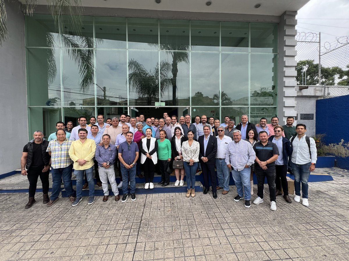 ingmirnamis's tweet photo. Este día ha sido uno de los más importantes en el camino hacia nuestra meta, pues hoy registramos nuestra planilla para contender por la presidencia del @cicej_, porque estamos seguros de que este proyecto tiene todo para representar y dirigir el rumbo de la ingeniería civil jalisciense.