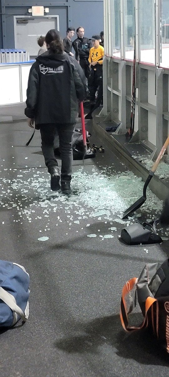 Rudedeck's tweet image. We&apos;re back @DougPlagens @LindsayBHockey !!! Decker listening to tonight&apos;s game courtesy of the @FlaPanthers app. #WorldFamousFormerTwitterSegment #TimeToHunt 🐀