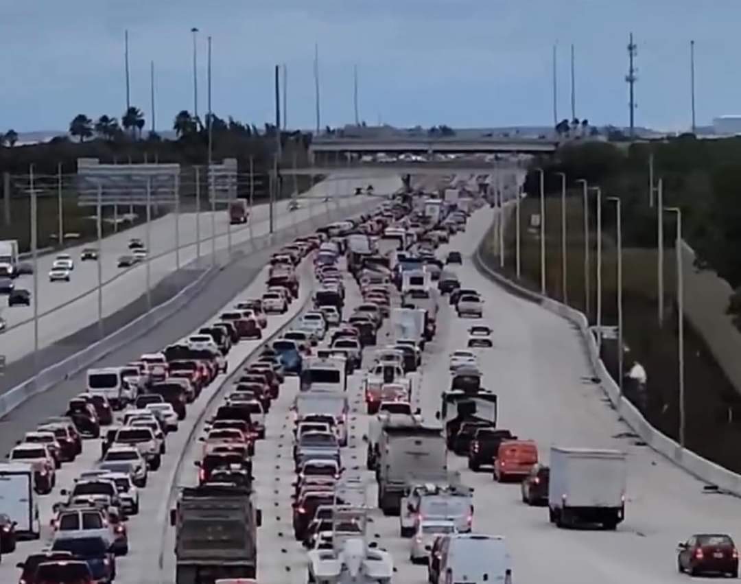 Web_int_'s tweet photo. 🚨 EVACUACIÓN MASIVA EN FLORIDA ANTE EL HURACÁN MILTON 🚨

Con el huracán #Milton alcanzando la categoría 5, se lleva a cabo una de las evacuaciones más grandes de la historia de #Florida. La alcaldesa de #Tampa advierte: "Si decides quedarte, es probable que pierdas la vida". https://t.co/jlQsFmUgBt