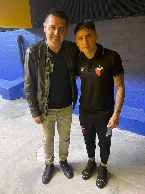 Atento, Román: la figura de la MLS que se mostró con una camiseta de Boca Facundo Farías y Riquelme.
