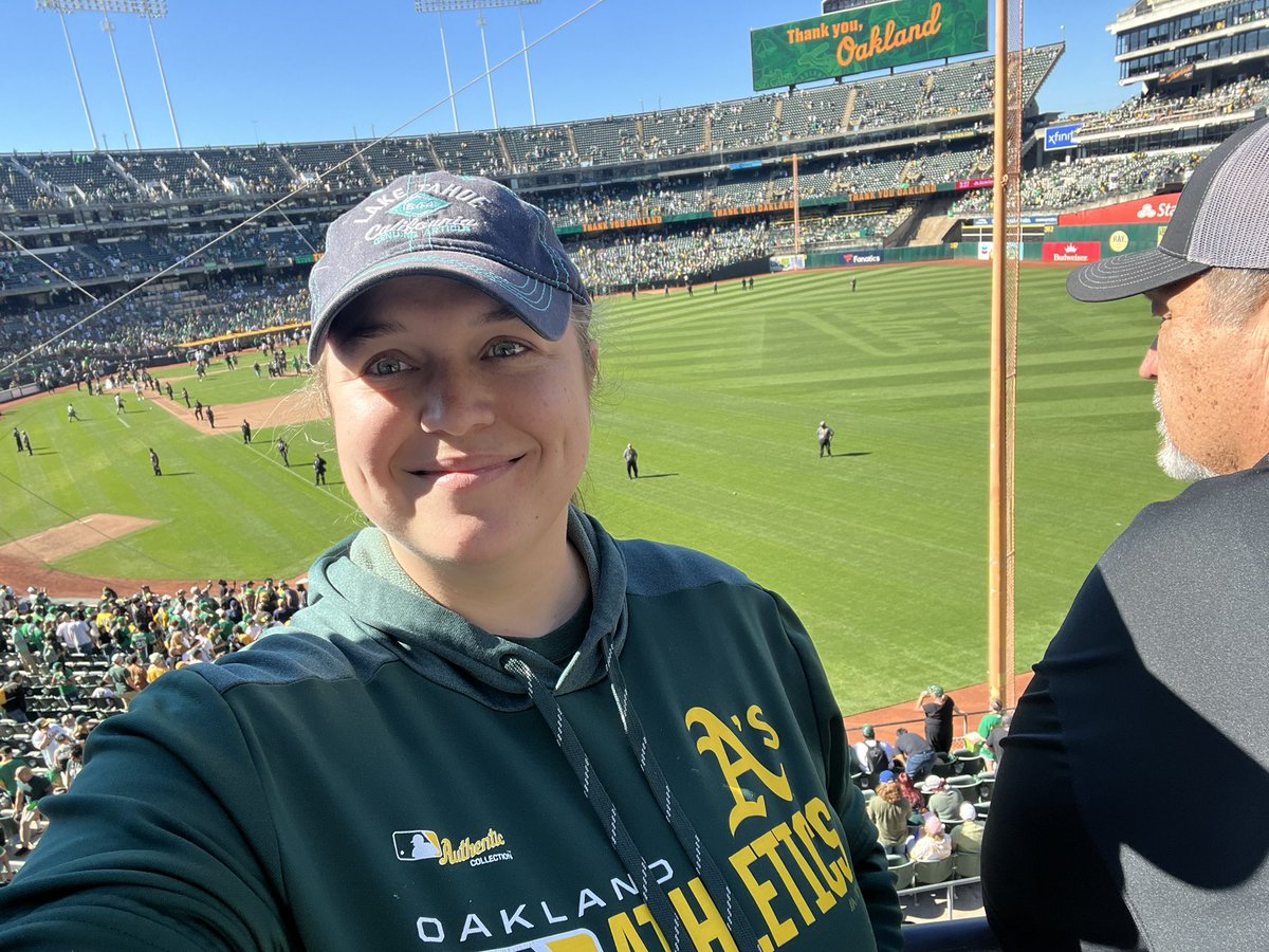 stephanimacleod's tweet photo. Thank you Oakland for everything. 😭💚💛 https://t.co/ODAIyUGAmJ