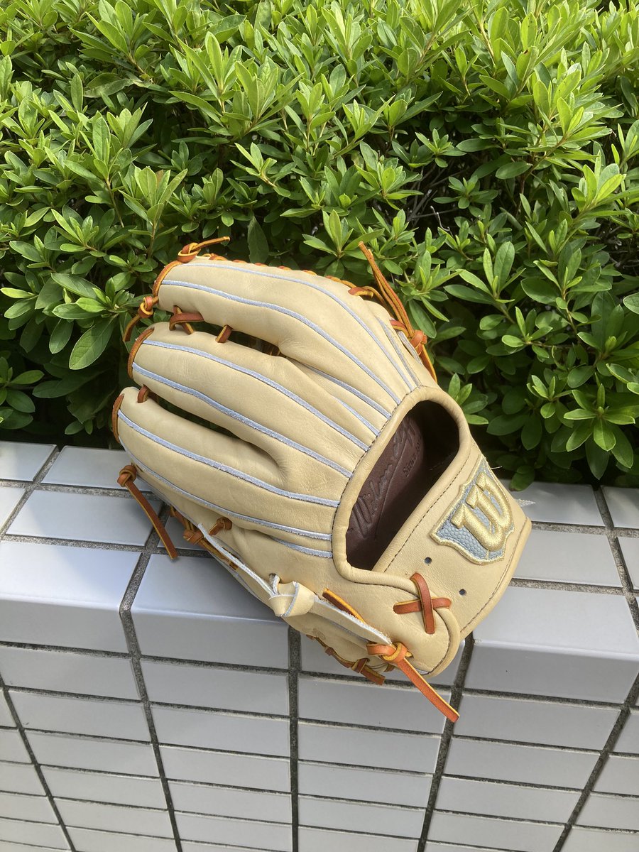 atsumu_nakata's tweet photo. #WILSONBEAR 刻印
WilsonJapanオリジナルキャラクターで海外の方からも人気です。同キャラクターのグラブ袋(4カラー)も別売されていますので、グラブxグラブ袋でぜひ。
#安定した捕球から素早い送球へ
#守備率10割に近づくグラブ
#D8型
#wilson
#ウイルソン
#ウィルソン https://t.co/eqJNzNyuR3