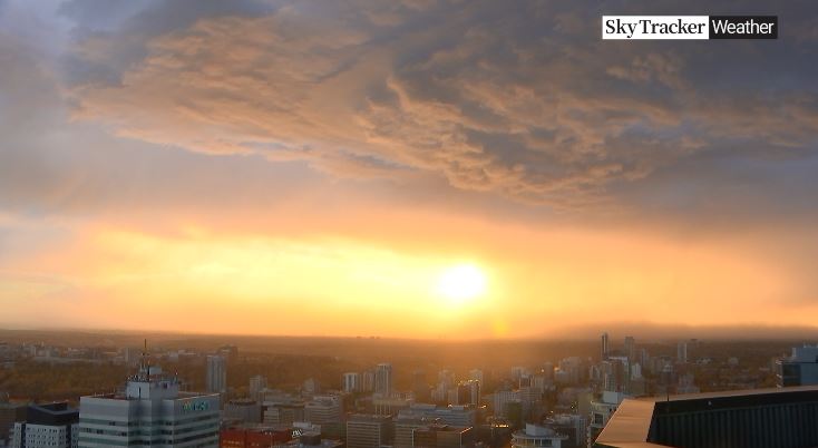 That gust is coming. We are under a wind warning in #YEG. Might get gusts up to 90 Km/h. #abstorm