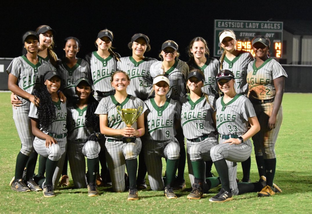 EvaDavis09's tweet photo. 🏆REGION CHAMPS🏆Forever proud of this team! We went 2-0 I was 6/8 on the day with 2B, 3RBI’s, and 5 runs! 🚨Shoutout to our bomb squad with 6 bombs combined🚨 and BIG shoutout to @Kylee2026 for a GREAT day on the mound! Can’t wait for playoffs next week! #winnerswin https://t.co/FeJzLgyj9D
