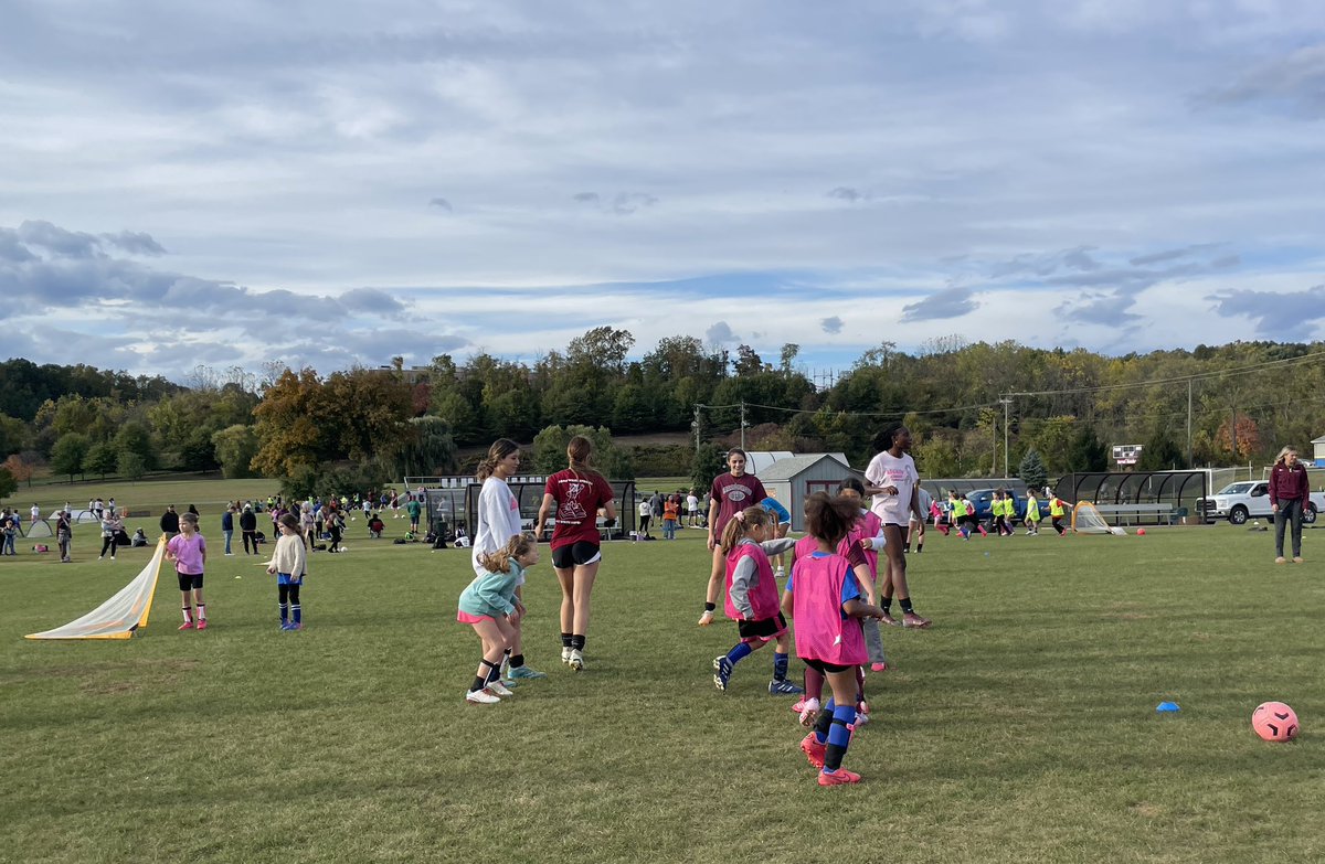 LinersSoccer's tweet photo. An awesome night at the PHS soccer youth clinic. Liners leading future Liners! 🐾⚽️ https://t.co/OnNgRg0Kcb