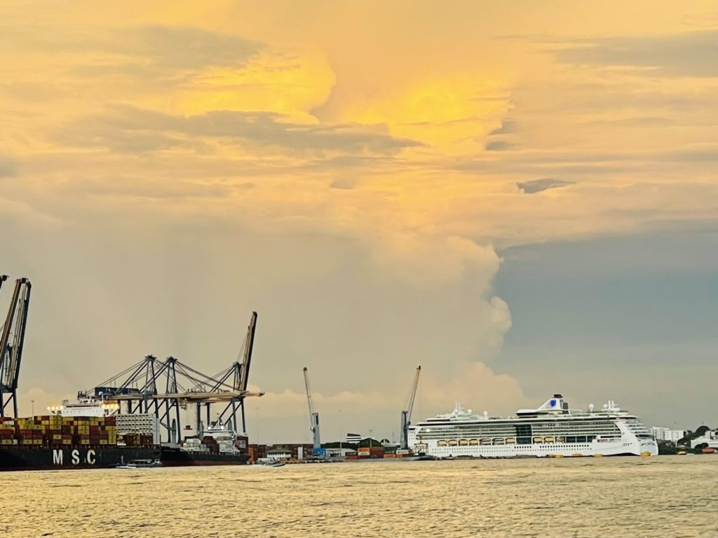 Nuestro Atardecer Mágico de Hoy en #MiFantásticaCartagena #BienvenidaLaTemporadaDeCruceros <a href="/CorpoturismoCTG/">Turismo Cartagena De Indias</a> <a href="/PuertoCTG/">Grupo Puerto de Cartagena</a>