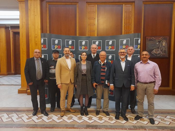 PPR_RO_Timis's tweet image. Azi s-au alăturat echipei PPR, un număr de avocați, din UNBR și urmează să vină și alți colegi de-ai lor.
Acestora li s-au încălcat abuziv dreptul de a-și exercita profesia de avocat în 2015, iar în situația lor sunt alți 5000 de avocati .
Vom lupta să li se facă dreptate!
PPR📷