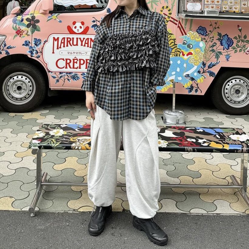asknowaspinky's tweet photo. 先週のinsta LIVE紹介アイテム🤳
インスタグラムからアーカイブもご覧いただけます❤️‍🔥

◾️ベロってフリフリキャミ
https://t.co/uE4Q7Ll2s5

#アズノゥアズピンキー 
#ベロアアイテム #秋冬コーデ
#レイヤードコーデ #トレンドアイテム
#ベロアビスチェ https://t.co/OqsbOdjJ6d