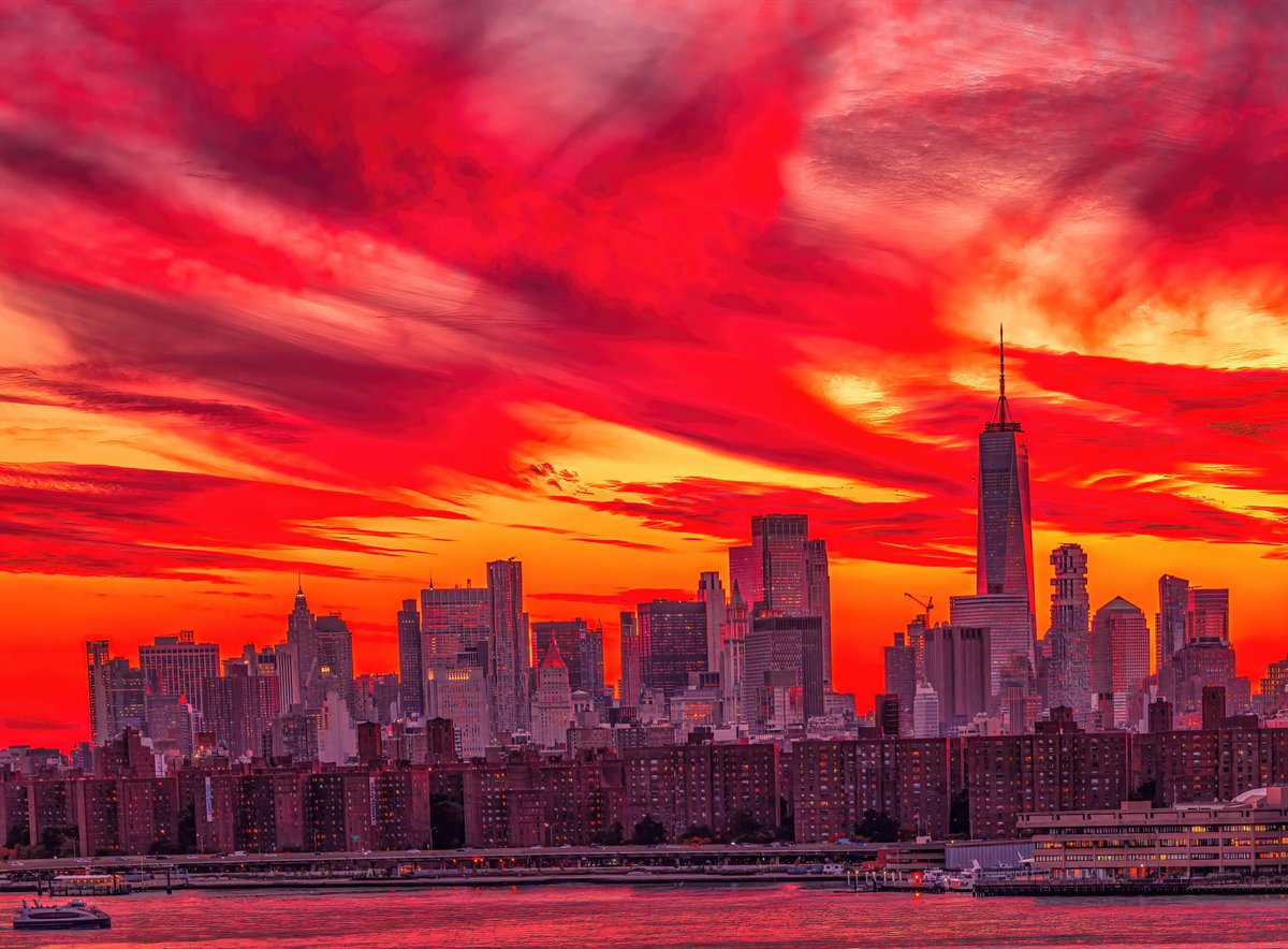 isardasorensen's tweet photo. Fiery red and gold #sunset skies tonight in #NYC. #NewYork #NewYorkCity https://t.co/zRGhRJJouA