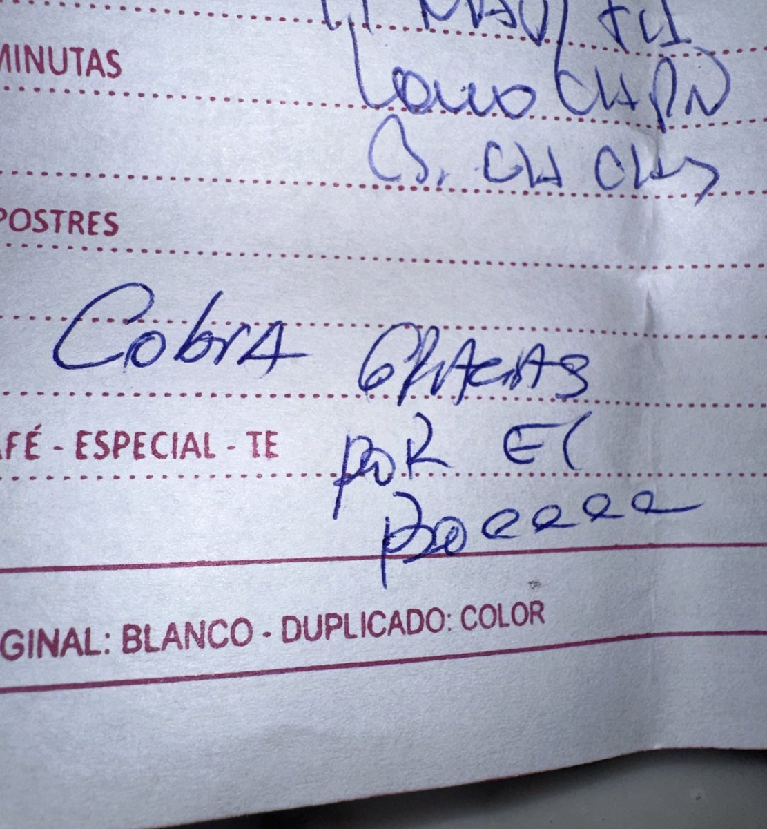 Salí a cenar con mi querida madre, antes de pedir la cuenta, se acercó el encargado del local y me dijo que me regalaba el postre si por favor le dedicaba un “BOE” a su hijo.
Me dio la factura con este mensaje, sinceramente no sé qué está pasando muchachos, show absoluto.