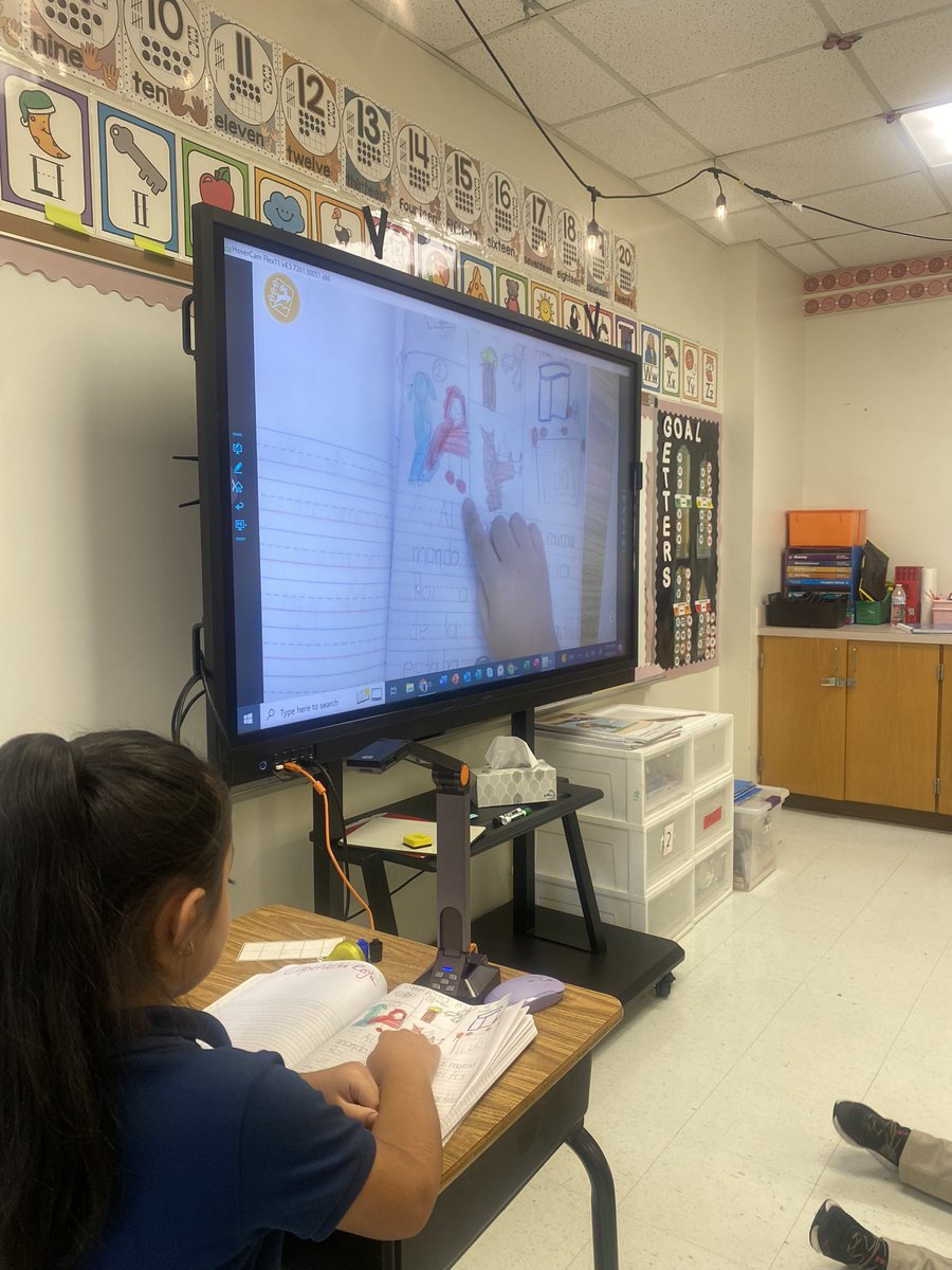 MsssTorres's tweet photo. Today, 1A Bulldogs excitedly shared the main events of 'Caperucita Roja' by illustrating and writing the beginning, middle, and end! Check out their  handwriting—they're so proud! #FirstGrade #LittleRedRidingHood #ProudTeacher #stevensparkdisd @StevensParkDISD https://t.co/CL5jC3fJ3d