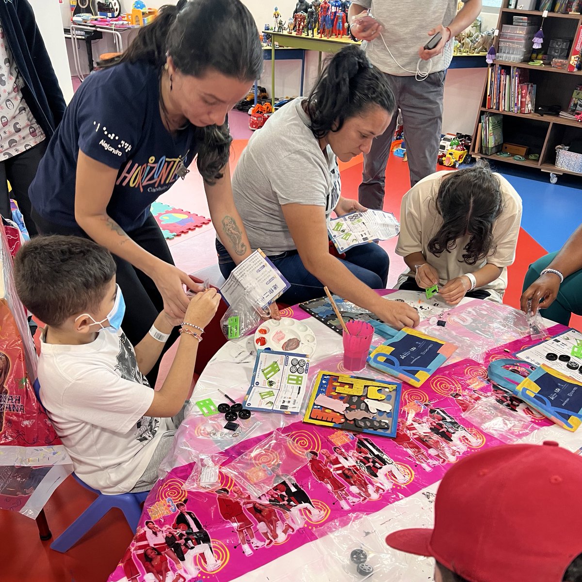 ¡Horizontes 2.0 nos puso a soñar con la ciencia y la tecnología! 🚀

Con los niños y niñas del <a href="/HPTU/">Hospital Pablo Tobón Uribe</a> creamos un espacio de aprendizaje para inspirarlos a encontrar su vocación en CTi.

Hicimos tangram, pintamos, construimos carros y conocimos los principios de la automatización.