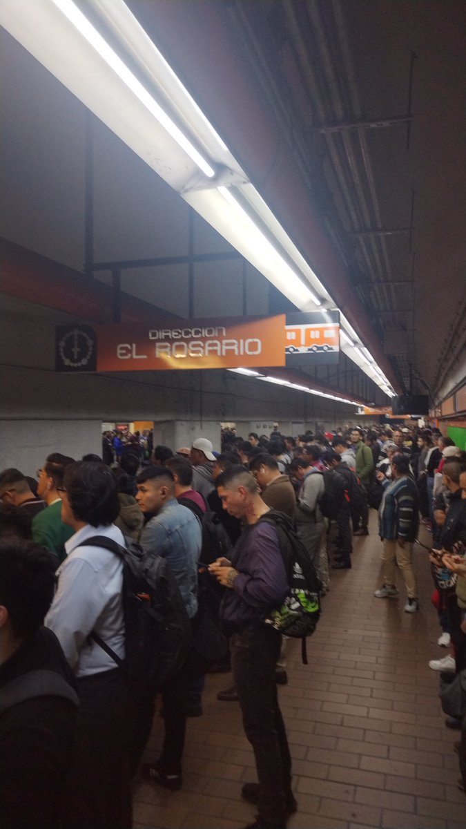 _PrieTiTa_'s tweet photo. @MetroCDMX 
Queremos un tren vacío #linea7
No subimos 🔈 Repito : No subimos https://t.co/ZjTYibxHzZ