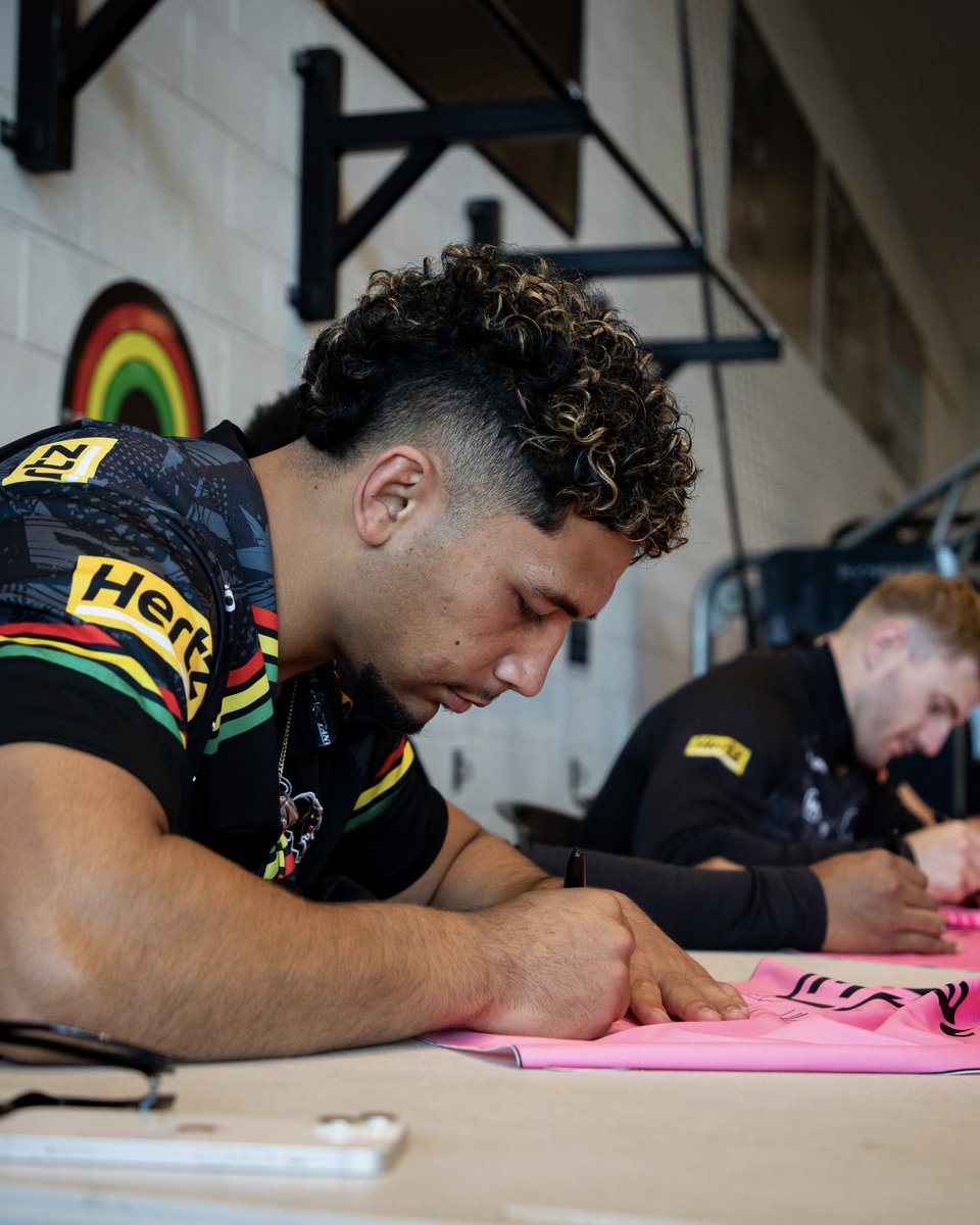 PenrithPanthers's tweet photo. Signing session underway ✍🏽

Don’t miss out: https://t.co/E06uJBUtJT

#pantherpride 🐾 https://t.co/SHJjVaFtbn