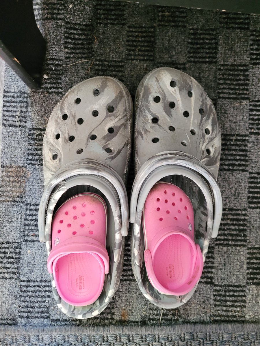 ebertowskir's tweet image. Big feet, little feet, same adventure awaits! 🌿👣💕 #CrocsLife #MatchingMoments