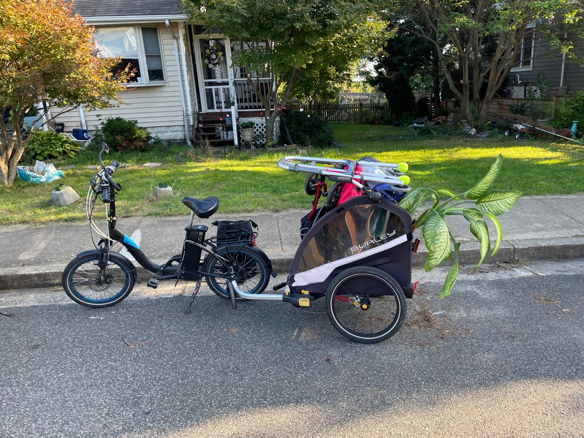 paulsnodgrass's tweet photo. @BunchBikes Taking the #CarFreeChallenge to a next level, I replaced 7 car trips with one awesome bike ride delivering houseplants to people in my local @Buy_Nothing community. An awesome @BunchBikes bike would have been the best tool for this job, but I made do with my trailer. https://t.co/8IYQRyTJuD