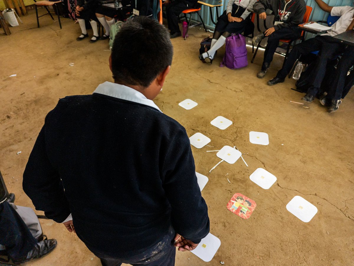 SSPC_GobOax's tweet photo. Como parte del eje #EscuelasPorLaPaz, personal de la Dirección de @PREVENCION_SSPO llevó diversas sesiones informativas sobre prevención del acoso escolar y prevención de la violencia en el noviazgo a las alumnas y alumnos de la Técnica No. 80 de Los Ángeles, Pueblo Nuevo, brindando herramientas didácticas realizadas por el @DIF_Oaxaca.

@IvanGarcia_A @salomonj  @Bomberos_GobOax